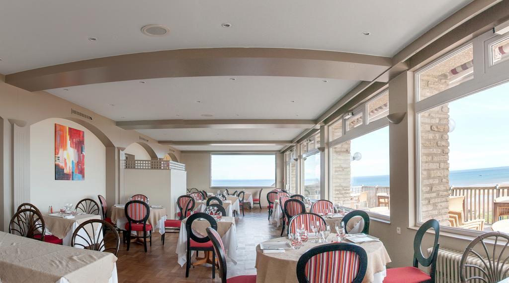 Logis Hotel Du Casino Restaurant Le Mathelia Вьервиль-сюр-Мер Экстерьер фото
