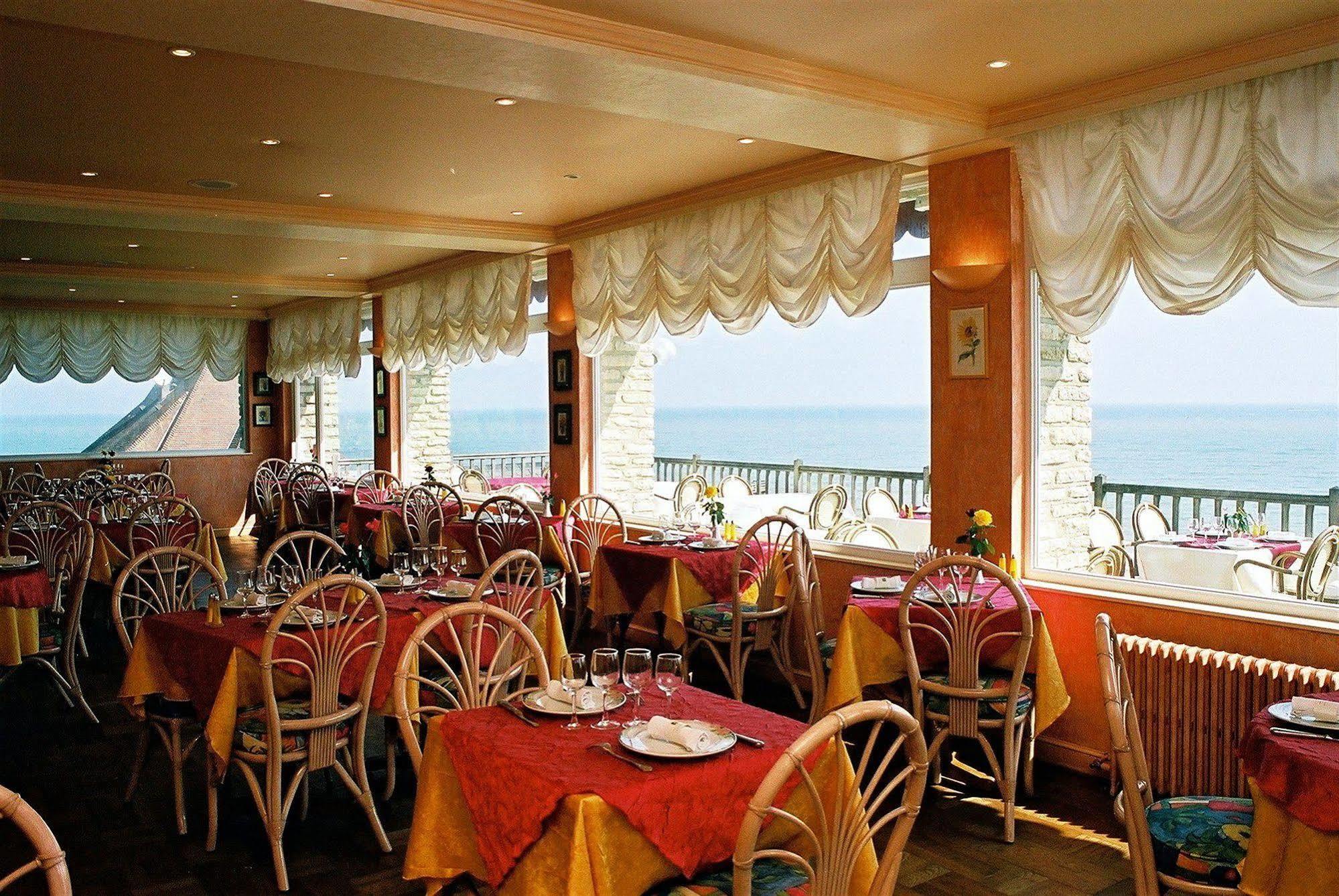 Logis Hotel Du Casino Restaurant Le Mathelia Вьервиль-сюр-Мер Экстерьер фото